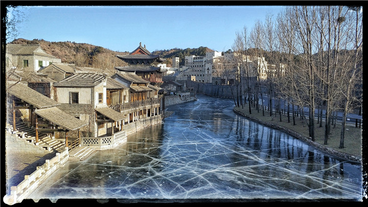 郭保良-12冰上的古北水鎮(zhèn)——2018-01-16——冬天的北方很冷，充滿了江南水鄉(xiāng)風(fēng)情的古北水鎮(zhèn)的河水都成了冰，但顯示出來的卻是另一種水鄉(xiāng)風(fēng)情.jpg